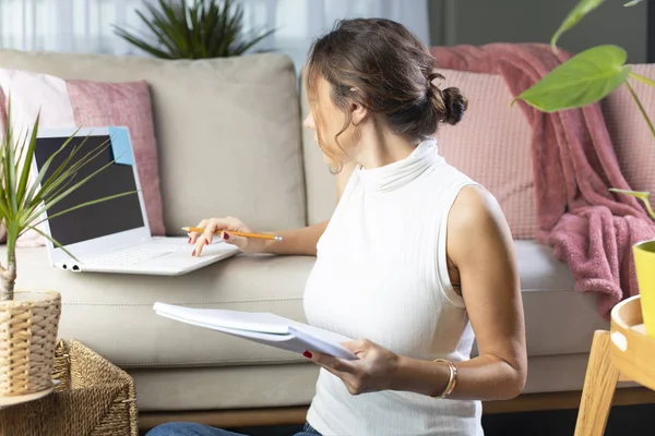 Giovane donna che utilizza il computer portatile su sof — Foto Stock