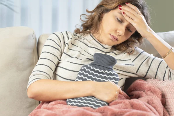 Mujer joven que tiene calambre doloroso período — Foto de Stock