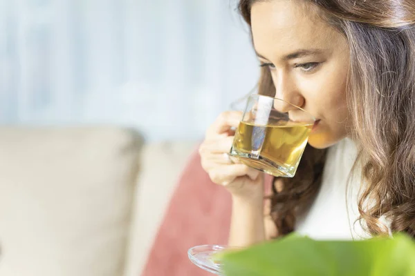 Mujer bebiendo té de hierbas — Foto de Stock