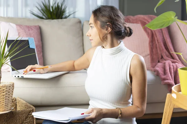 Junge Frau mit Laptop auf sof — Stockfoto