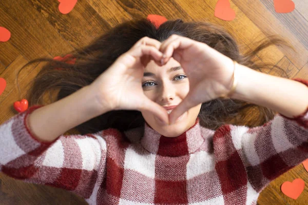 Woman making heart shape with hand — 스톡 사진