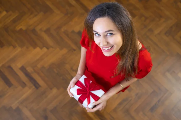 Šťastná mladá žena držící dárkový box — Stock fotografie