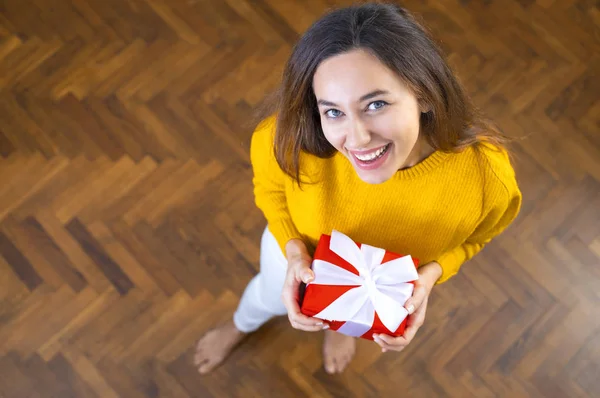 Boldog fiatal nő kezében ajándék doboz — Stock Fotó