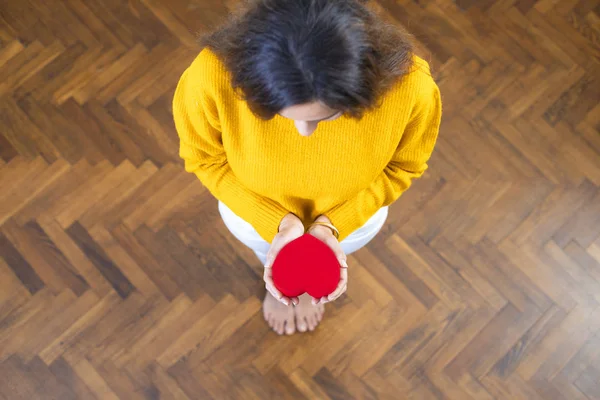 Joven mujer sosteniendo corazón en forma de regalo bo — Foto de Stock