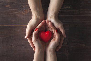 Kırmızı tutan adam ve kadın.