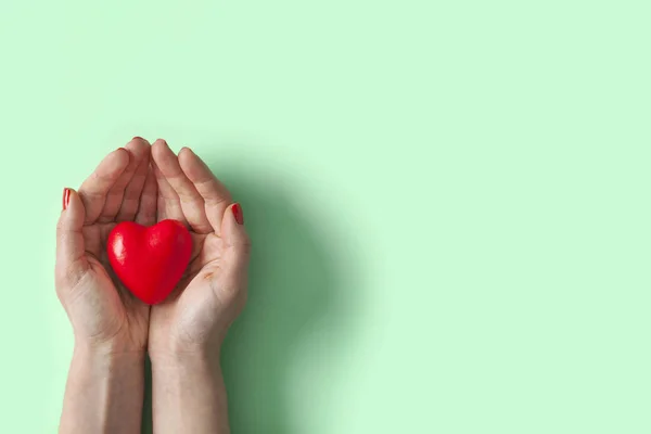 Coração vermelho na mão — Fotografia de Stock