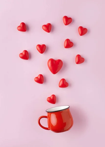 Dulces en forma de corazón y copa roja . — Foto de Stock