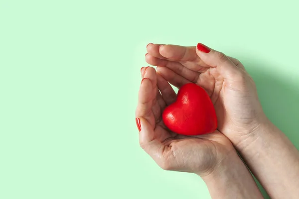 Piros szív a kézben — Stock Fotó