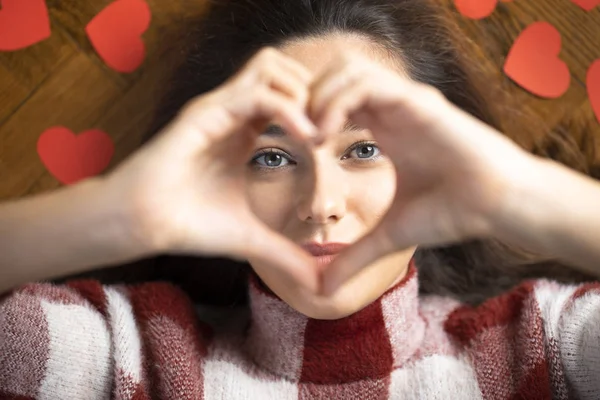 Woman making heart shape with hand — 스톡 사진