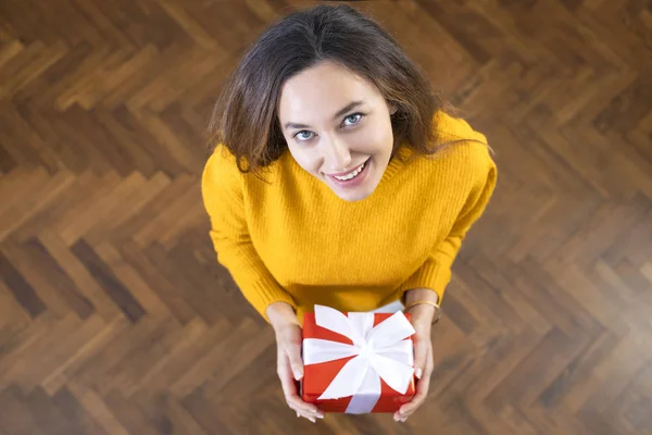 Gelukkig jong vrouw holding gift box — Stockfoto