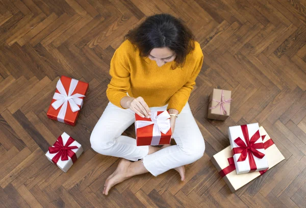 Boldog fiatal nő kinyitja ajándékdobozok — Stock Fotó