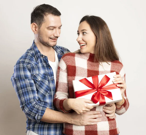 Mooi liefdevol koppel vieren Valentijnsdag — Stockfoto