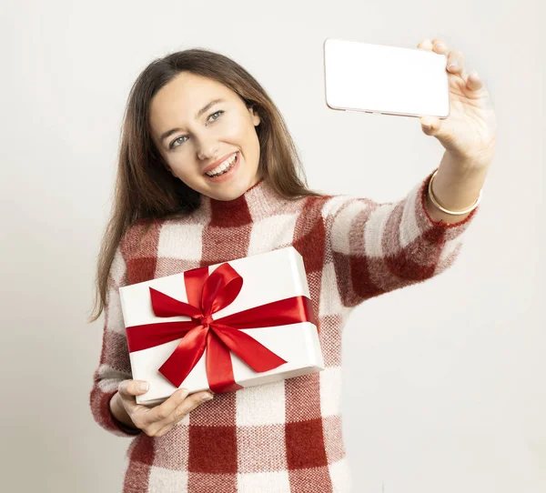Szelfi boldog fiatal nő ajándékdobozzal — Stock Fotó
