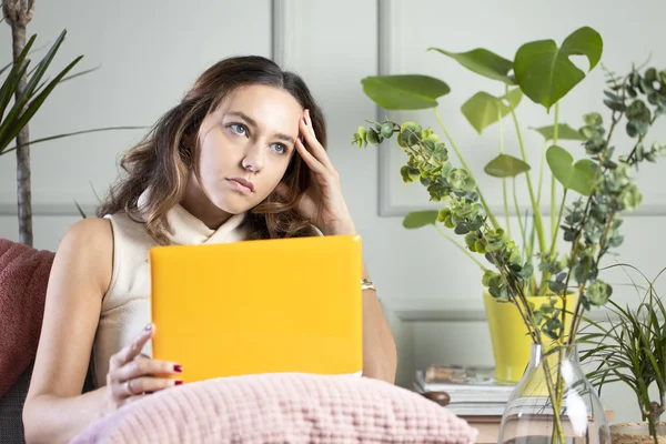 Moe freelancer vrouw zitten aan laptop werken thuis — Stockfoto