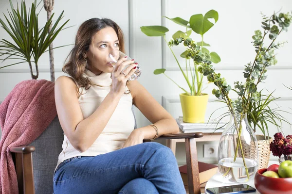 Kvinna dricksvatten hemma — Stockfoto