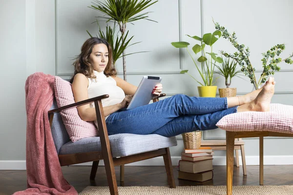 Junge Frau arbeitet zu Hause — Stockfoto