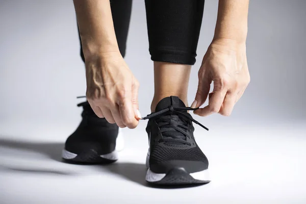Samičí ruce tkanice běžecké boty — Stock fotografie
