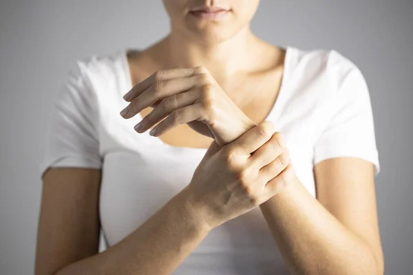 手首の痛みを持つ若い女性 — ストック写真