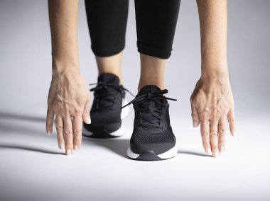 Koşucu başlangıç çizgisinde çömeldi