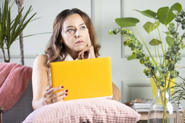 Mujer freelancer cansada sentada en el portátil trabajando en casa —  Fotos de Stock