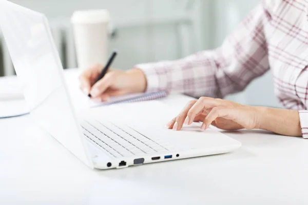 Jeune femme utilisant un ordinateur portable PC au bureau — Photo