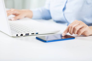 Ofiste dizüstü bilgisayarla çalışan bir iş kadını. Şirket işyeri resmi, yakın plan