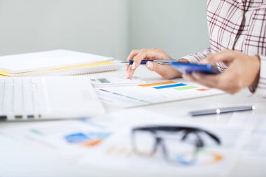 İş kadını ofisteki hesap makinesini düşünüyor. Yakın çekim.