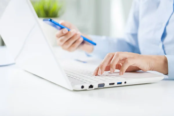 Geschäftsfrau Die Büro Laptop Arbeitet Unternehmensimage Nahaufnahme — Stockfoto