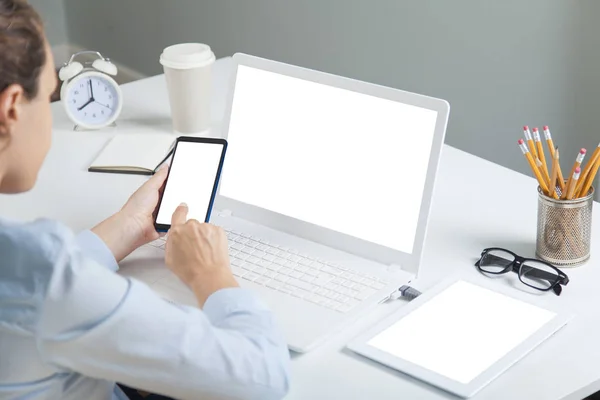 Mujer Sosteniendo Teléfono Inteligente Pantalla Blanca Una Computadora Portátil Pantalla —  Fotos de Stock