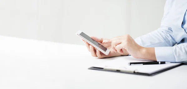 Close Tiro Uma Mulher Negócios Irreconhecível Usando Celular Escritório — Fotografia de Stock