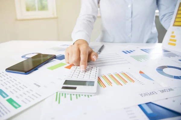 Empresária Usando Calculadora Orçamento Papel Empréstimo Escritório Conceito Contabilidade Empresarial — Fotografia de Stock