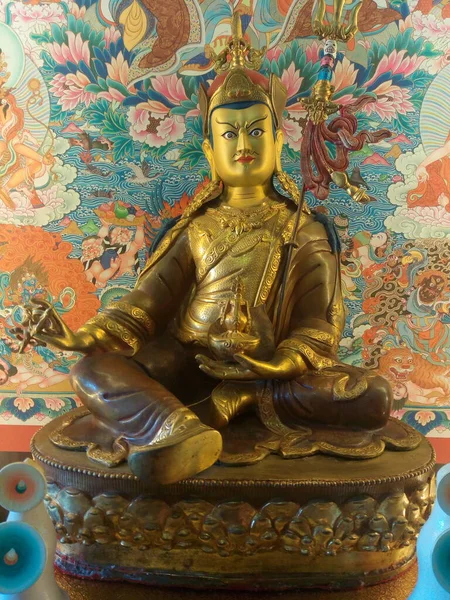 仁波切大师被西藏藏传佛教的信徒尊崇为 第二佛 据传说 他是作为一个八岁的孩子出生在今天的巴基斯坦下迪尔县查卡拉镇附近的湖中的 — 图库照片