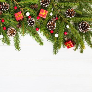 Noel arka plan. Noel köknar ağacı dalı Beyaz ahşap zemin üzerine dekore edilmiştir. 