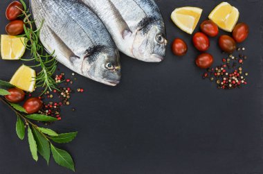 Dorado balık siyah arduvaz kesme tahtası üzerinde. Üstten Görünüm