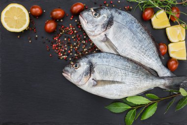 El tahtası kesme tahtası üzerinde çiğ dorado balık. Üstten Görünüm