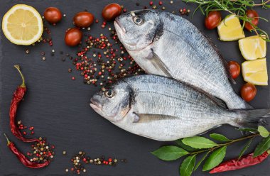 İki taze dorado balık kayrak kesme tahtası üzerinde. Üstten Görünüm