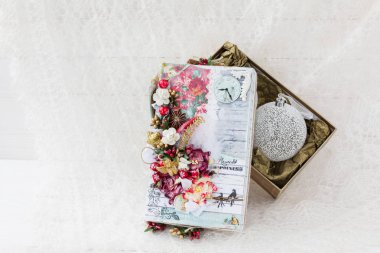 Noel hediye kutusu beyaz zemin üzerine dekore edilmiştir