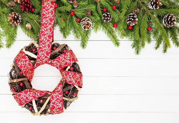 Weihnachtlicher Hintergrund. Weihnachtskranz mit Schleife geschmückt. — Stockfoto