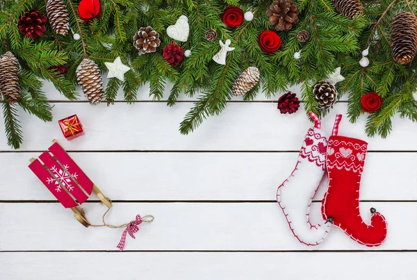 Fondo de Navidad. Árbol de abeto de Navidad con decoración sobre fondo de madera blanca. Copiar espacio — Foto de Stock