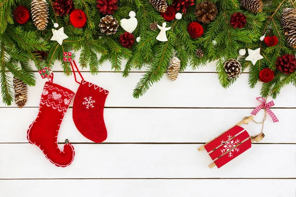 Fondo de Navidad. Abeto navideño con decoración y calcetines rojos de Navidad. Copiar espacio — Foto de Stock