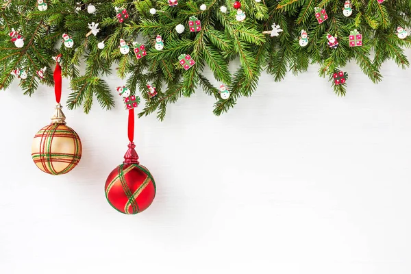 Weihnachtlicher Hintergrund. Tannenbaum mit Dekoration auf weißem Holzbretthintergrund. Ansicht von oben — Stockfoto