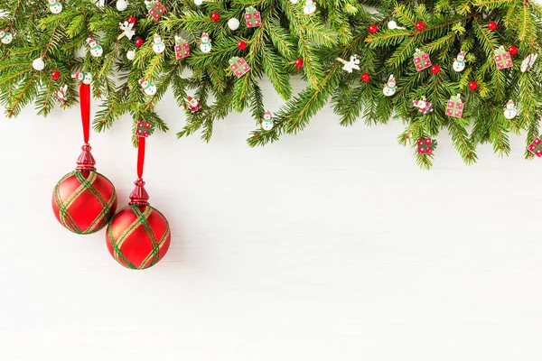 Fondo de Navidad. Árbol de abeto de Navidad con decoración sobre fondo de madera blanca — Foto de Stock