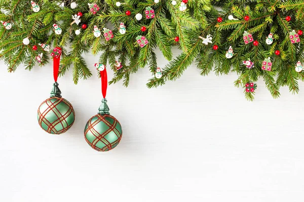 Weihnachtlicher Hintergrund. Weihnachten Tanne mit Dekoration auf weißem Holzbrett Hintergrund — Stockfoto