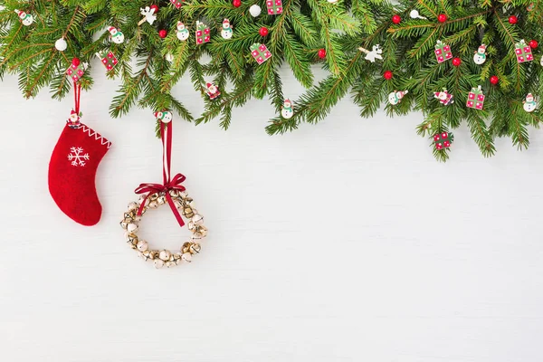 Fondo de Navidad. Árbol de Navidad decorado, corona de Navidad y calcetín rojo sobre fondo de madera blanca. Copiar espacio — Foto de Stock