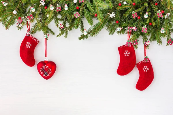 Fondo de Navidad. Árbol de abeto de Navidad, Calcetines de Navidad sobre fondo de madera blanca — Foto de Stock