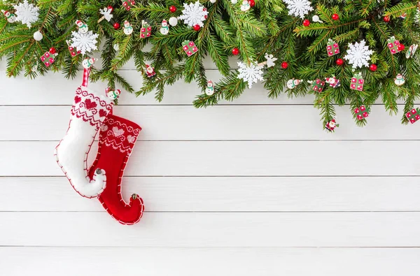Geschmückter Tannenbaum, Weihnachtssocken auf weißem Holzbretthintergrund. Kopierraum — Stockfoto