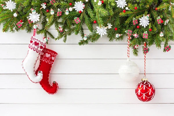 Abeto de Navidad, calcetines de Navidad sobre fondo de tabla de madera blanca. Copiar espacio — Foto de Stock