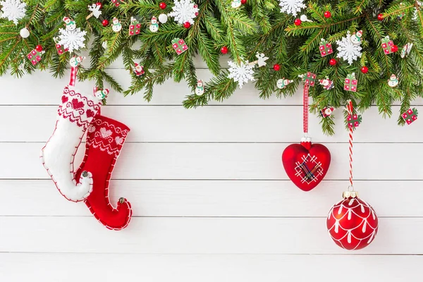 Árbol de abeto de Navidad, calcetines de Navidad y decoración fondo de tabla de madera blanca. Copiar espacio — Foto de Stock