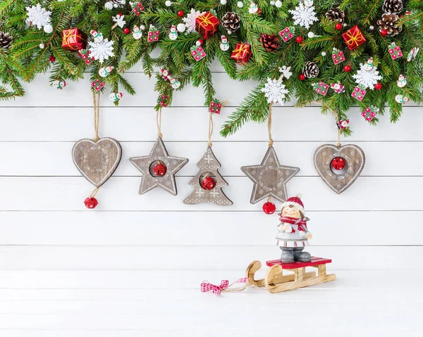 Weihnachtlicher Hintergrund. geschmückter Tannenbaumzweig, weihnachtlicher Holzschmuck — Stockfoto