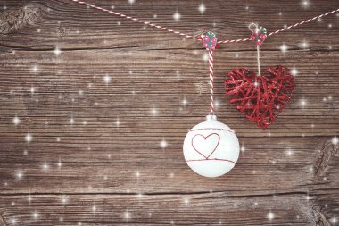 Noel arka plan. Noel topları ahşap tahta arka plan üzerinde. Kopya alanı